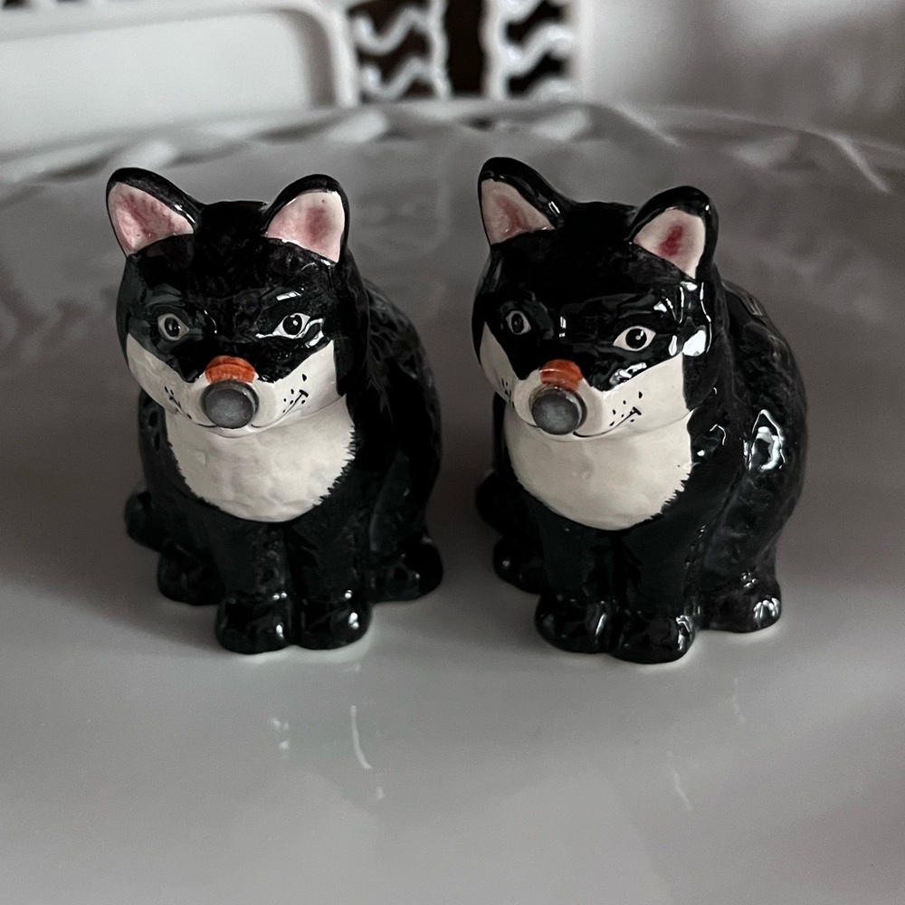 EUC Vintage Pair of Black Cat Magnetic salt and pepper shakers - Picture 12 of 16